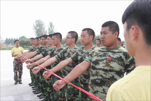 企业军训之摆臂练习.jpg